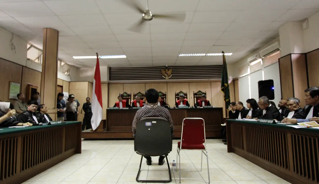 Terdakwa kasus dugaan penistaan agama Basuki Tjahaja Purnama (Ahok) mendengarkan pembacaan putusan sela di PN Jakarta Utara, Selasa (26/12). Dalam sidang ketiga ini, majelis hakim menolak eksepsi Ahok. (Liputan6.com/Eko Siswono Toyudho/Pool)