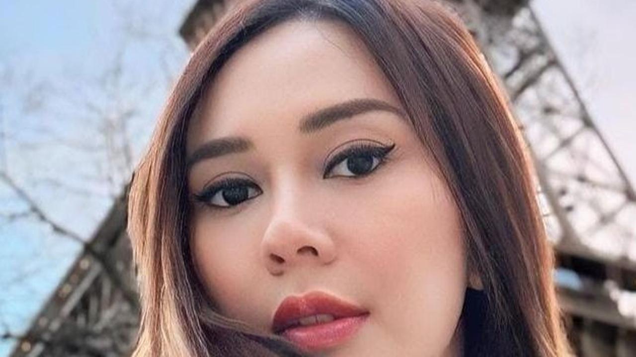Dipuji Secantik Barbie, Potret Aura Kasih Tampil Modis & Stunning saat Liburan di Paris Jadi Sorotan