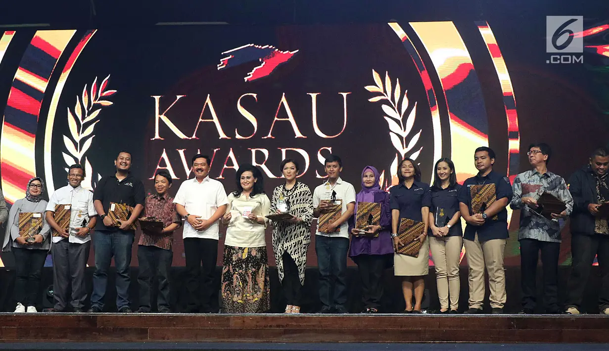 Kepala Staf TNI Angkatan Udara (Kasau) Marsekal TNI Hadi Tjahjanto (keenam kanan) foto bersama dengan penerima penghargaan dari berbagai media pada malam Anugerah Jurnalistik KASAU Awards 2017 di Jakarta, Sabtu (25/11). (Liputan6.com/Angga Yuniar)