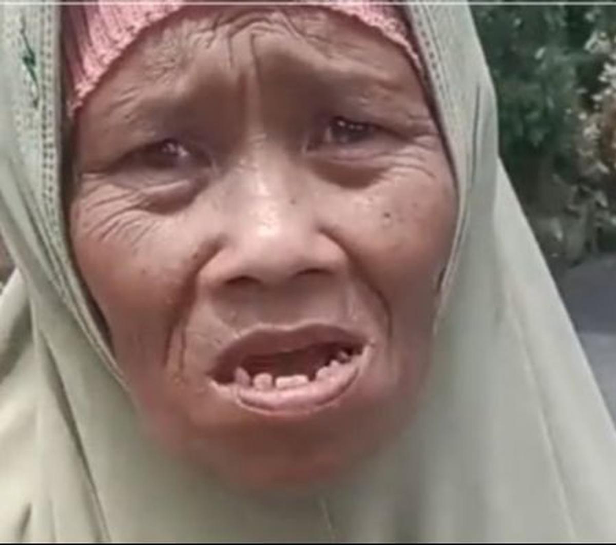 "Aaa dibeli aaa. Lima ribuan," terang Baliah menunjukkan dagangan kripiknya.