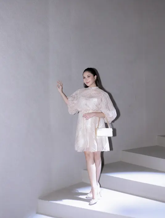 Jessica Mila yang lama tak nampak, tampil memukau dibalut rancangan Sapto. Ia mengenakan dress pendek selutut lengan balon yang cantik. Dress ini berhasil memamerkan baby bumpnya yang sudah cukup besar. [Foto: Document/FIMELA]