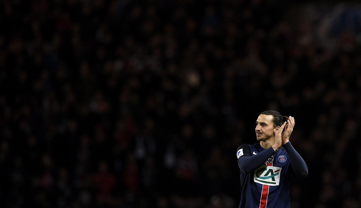 Ekspresi striker Paris Saint-Germain, Zlatan Ibrahimovic, setelah bertanding melawan Lyon dalam babak 16 besar Piala Prancis di Stadion Parc des Princes, Paris, (10/2/2016). (AFP/Franck Fife)