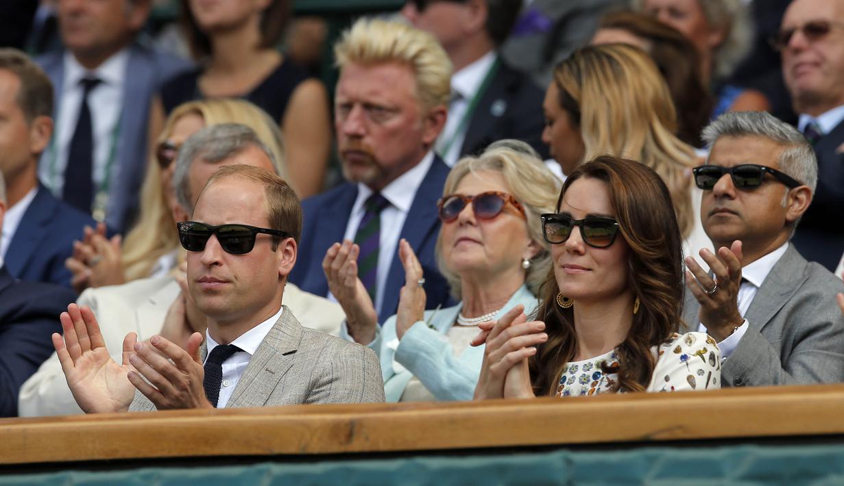Pangeran William dan istinya Catherine, hadir saat Andy Murray mengalahkan Milos Raonic pada laga final tunggal putra Wimbledon Championships 2016 di The All England Lawn Tennis Club,  Wimbledon, London, (10/7/2016). (EPA/Pool/Andrew Couldrdge)