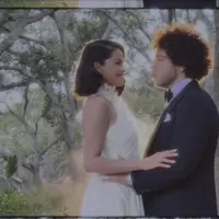 Selena Gomez tampil memukau dalam balutan gaun putih rancangan Ralph Lauren yang dibuat khusus untuknya. [@selenagomez].