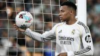 Penyerang Real Madrid asal Prancis bernomor punggung 10, Kylian Mbappe, mengontrol bola selama pertandingan Liga Spanyol antara Real Betis dan Real Madrid CF di stadion La Cartuja di Sevilla pada 25 April 2026. (CRISTINA QUICLER/AFP)
