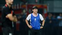 Ada yang beda saat Shin Tae-yong mendampingi Timnas Indonesia U-19 menghadapi Thailand di laga ketiga Grup A, Piala AFF U-19. (Bola.com/Bagaskara Lazuardi)
