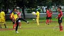 Beberapa anak berlatih teknik pengoperan bola di Sekolah Sepak Bola (SSB) ASIOP Apacinti di Lapangan A Senayan, Jakarta, Jumat (20/2/2015). (Liputan6.com/Helmi Fithriansyah)