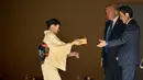 Presiden AS Donald Trump dan PM Jepang Shinzo Abe menerima kotak makanan ikan saat akan memberi makan koi di kolam Istana Akasaka, Tokyo, Senin (6/11). Beragam momen terlihat dalam kunjungan Presiden Donald Trump ke Jepang. (AP/Andrew Harnik)