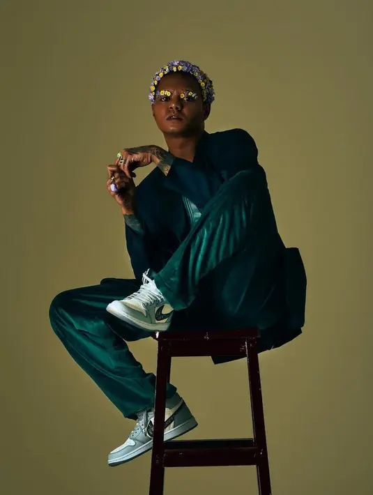 Potret lainnya, Arap berdandan unik dengan kepala dan bagian alisnya yang ditutupi aksen bunga. @ybrap.