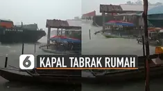 Terlihat sebuah kapal bertuliskan Agility 1805 terbawa arus dan menabrak sejumlah rumah warga.