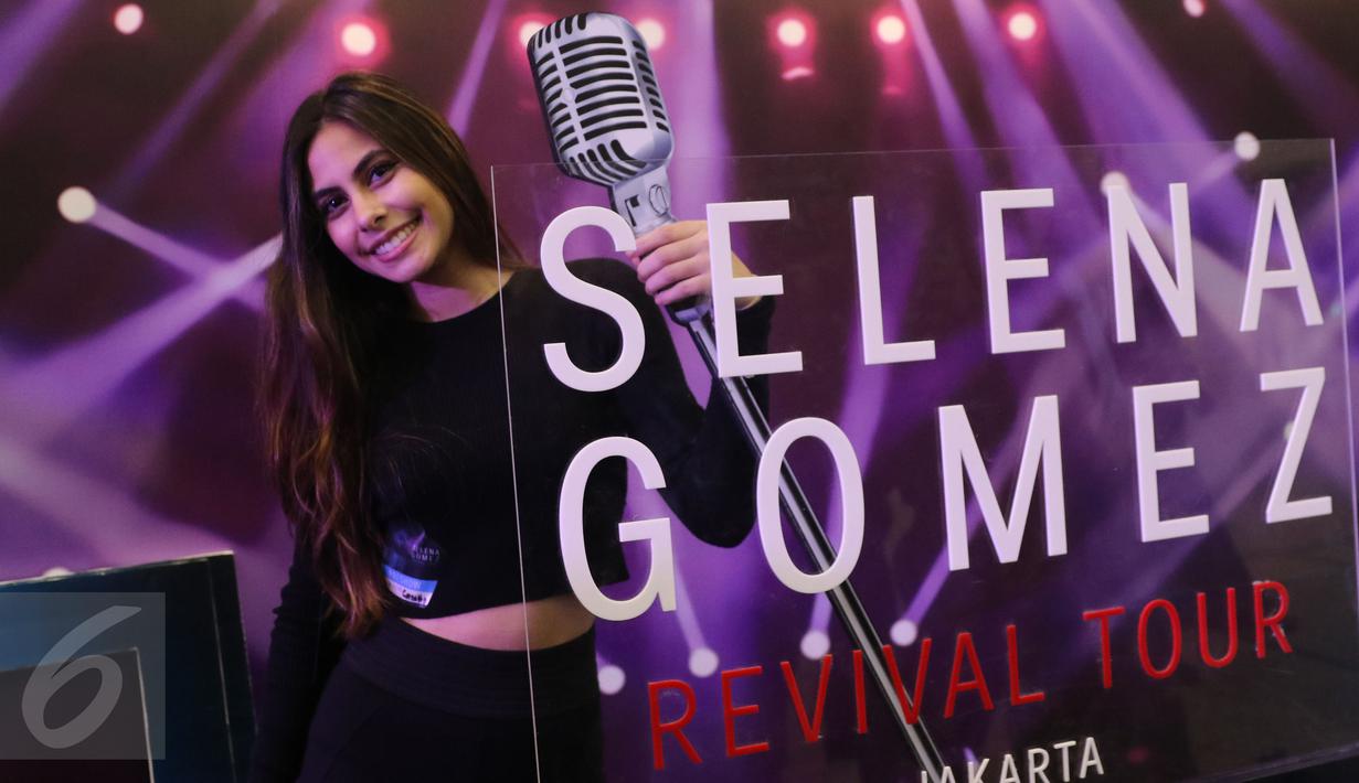 Valerie Thomas, putri aktor senior Jeremy Thomas berpose saat menonton konser pertama penyanyi Selena Gomez di Indonesia yang digelar di Indonesia Convention Exhibition (ICE) BSD, Tangerang Selatan, Sabtu (23/7). (Liputan6.com/Herman Zakharia)