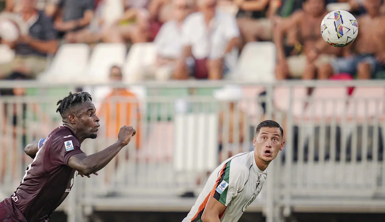 Pemain Venezia, Jay Idzes, berebut bola dengan pemain Torino, Duvan Zapata pada laga pekan ketiga Serie A 2024/2025 di Stadion Pier Luigi Penzo, Sabtu (31/8/2024). (Marco Alpozzi/LaPresse via AP)