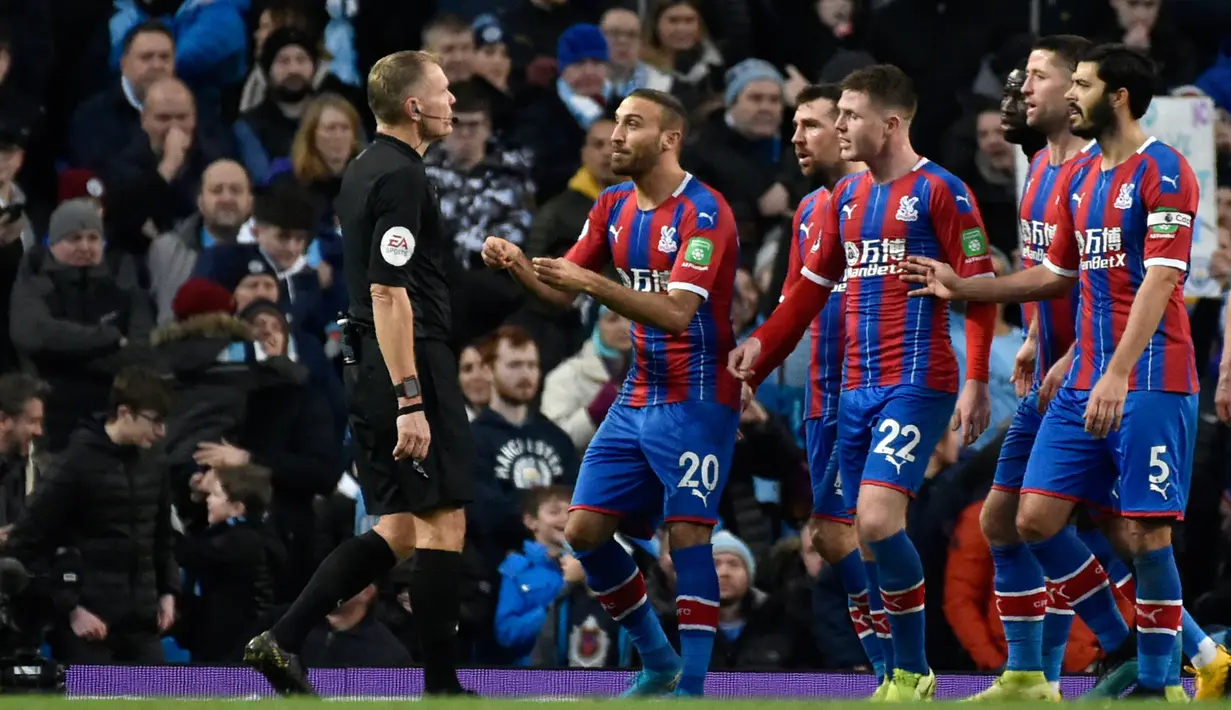 Wasit Graham Scott (kiri) membahas dengan para pemain Crystal Palace saat menghadapi Manchester City pada pertandingan Liga Inggris di Etihad Stadium, Manchester, Inggris, Sabtu (18/1/2020). Laga berakhir 2-2. (AP Photo/Rui Vieira)