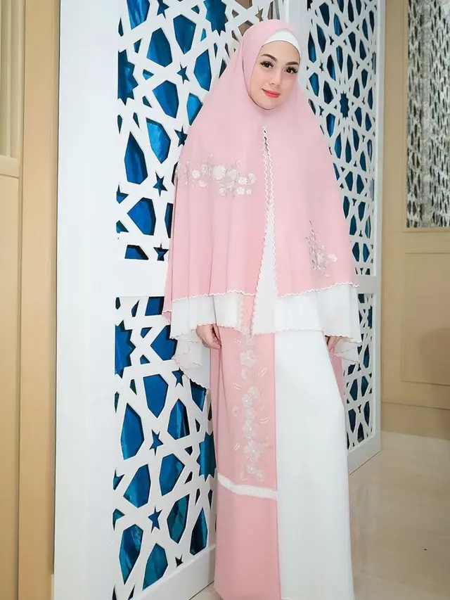 Ikut Pengajian, Ini 7 Potret Celine Evangelista Saat Pakai Hijab