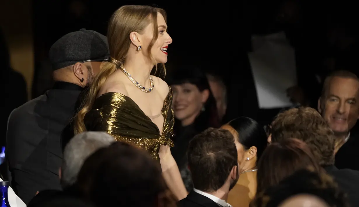 <p>Aktris 37 tahun Amanda Seyfried akan menerima penghargaan sebagai Aktris Terbaik dalam Film/Minseri untuk "The Dropout" pada Critics Choice Awards ke-28 di Fairmont Century Plaza Hotel di Los Angeles, California (15/1/2023). Dia menerima kehormatan untuk perannya sebagai Elizabeth Holmes yang mendirikan Theranos berdasarkan miniseri kisah nyata yang mendokumentasikan perusahaan bioteknologi yang dipermalukan. (AP Photo/Chris Pizzello)</p>