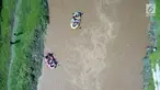 Peserta dengan perahu karet menyusuri Sungai Ciliwung sambil membersihkan sampah pada acara Bersih-Bersih Sungai Ciliwung, Jakarta, Minggu (08/4). Kegiatan tersebut merupakan rangkaian HUT Kementerian BUMN. (Liputan6.com/Fery Pradolo)