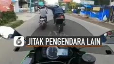 Aksi tidak terpuji dilakukan oleh pengendara motor sport ini karena menjitak helm pengendara motor lain saat di jalan.