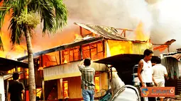 Citizen6, Makassar: Kebakaran terjadi pukul 08.00 WIB di Jalan Dg Tata III Makassar pada, Kamis (31/5). Kebakaran menghanguskan beberapa rumah warga. Kerugian di taksir mencapai puluhan juta, beruntung tak ada korban jiwa dalam kejadian ini. (Pengirim: An