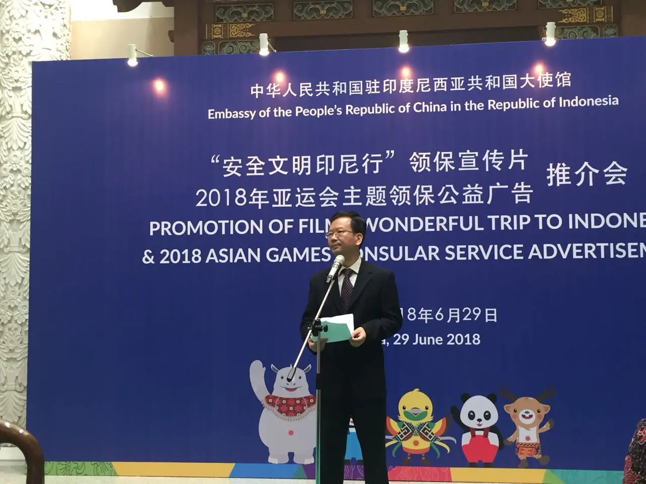 Menurut Kuasa Usaha China di Indonesia Sun Weide, dalam video ini berisi informasi seputar Indonesia dan Asian Games 2018. Tiga maskot dalam pesta olahraga inipun juga dihadirkan seperti Bhin bhin, Kaka dan Atung (Liputan6.com/Teddy Tri Setio Berty)