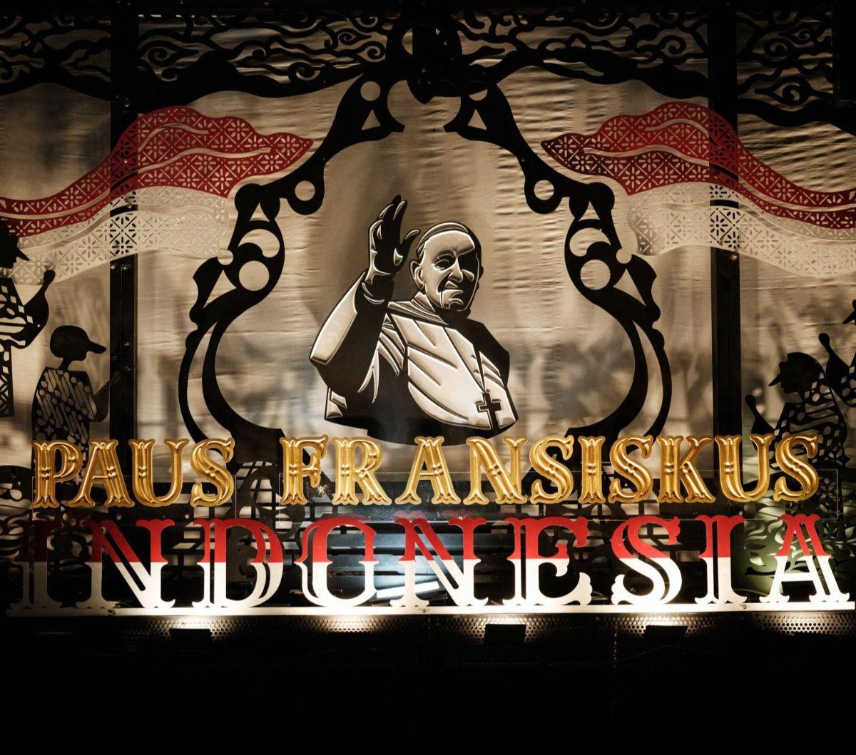 Papan ucapan selamat datang untuk Paus Fransiskus tampak menghiasi Gereja Katedral, Jakarta, pada 30 Agustus 2024.&nbsp;