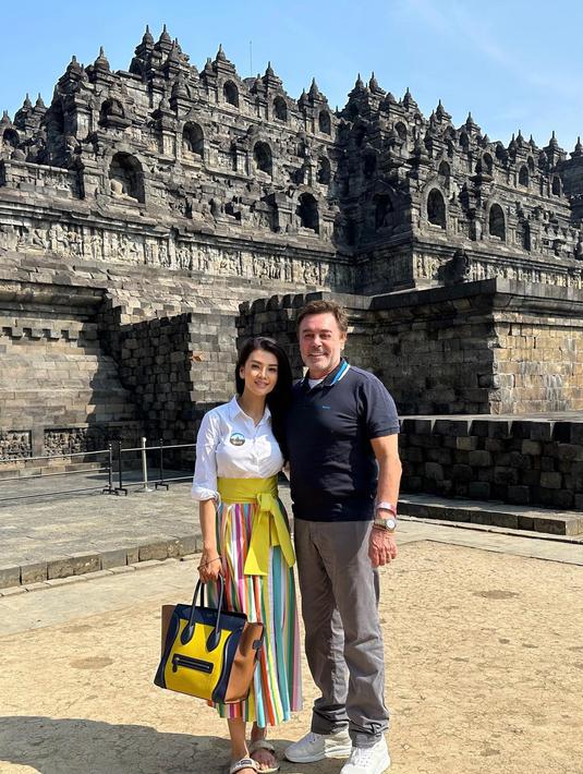 Tampil dengan outfit stylish, sosok Farah Quinn terlihat menawan. Balutan busana atasan putih dengan rok warna-warna membuat penampilannya terlihat bersinar. Banyak dari netizen pun memberikan berbagai pujian terhadap chef selebriti satu ini di kolom komentar Instagramnya. (Liputan6.com/IG/@farahquinnofficial)