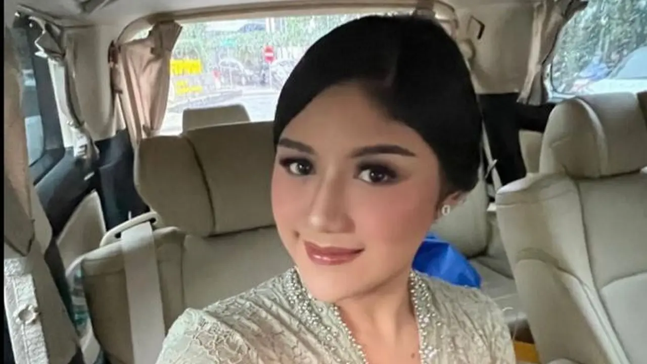 Pesona Anggun Erina Gudono Berkebaya Hadiri Wisuda Sang Adik