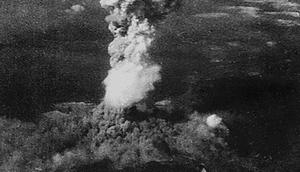 Asap mengepul 20 ribu kaki di atas Kota Hiroshima setelah bom atom pertama dijatuhkan oleh Angkatan Udara AS B-29 pada 06 Agustus 1945. Serangan bom atom AS menewaskan 140.000 orang di Hiroshima dan 70.000 lebih di Nagasaki. (AFP PHOTO / Arsip Nasional)
