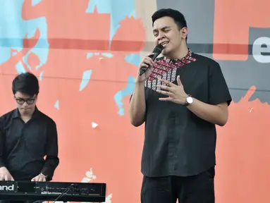 Tulus menyanyikan lagu berjudul 'Gajah' saat menghibur pelajar di Pesta Pendidikan di RPTRA Kalijodo, Jakarta, Selasa (2/5). Tulus meriahkan Pesta Pendidikan dalam Peringatan hari pendidikan Nasional di RPTRA Kalijodo. (Liputan6.com/Yoppy Renato)