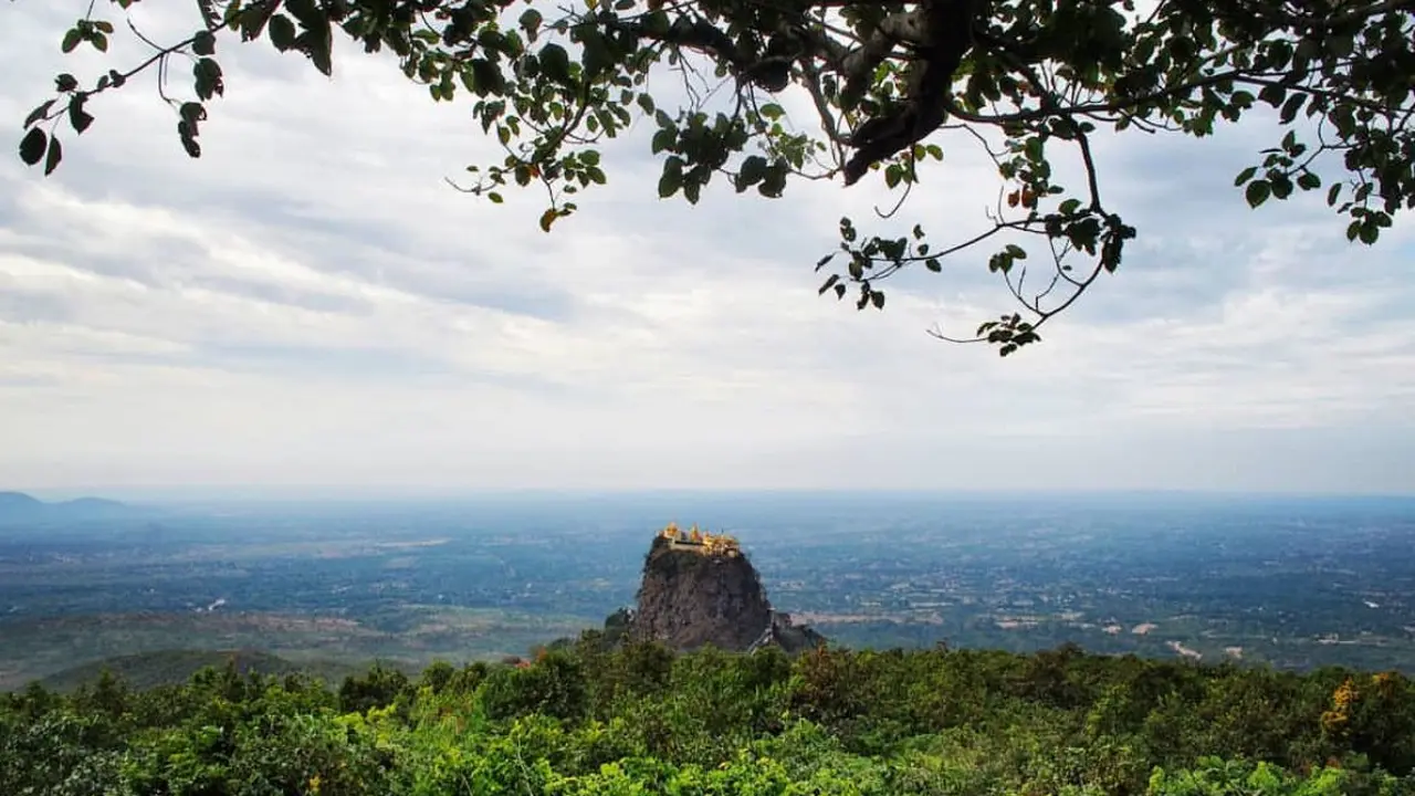 Gunung Popa di Myanmar