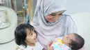 Ia mengaku puasa tahun ini belum berkesempatan ikut untuk menjalankan puasa. Berbeda dengan tahun lalu, saat menyusui, anak keduanya Cut Hawa Medina Al Fatih sudah mulai makan. (Instagram/shireensungkar)