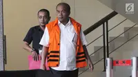 Mantan Dirut PT Asuransi Jasindo, Budi Tjahjono ditahan usai menjalani pemeriksaan sebagai tersangka di gedung KPK, Jakarta, Senin (16/7). Budi Tjahjono ditahan Rumah Tahanan (Rutan) Pomdam Jaya, Guntur. (Merdeka.com/Dwi Narwoko)