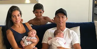 Cristiano Ronaldo dan kekasihnya, Georgina Rodriguez baru saja dikaruniai anak perempuan pada Minggu (12/11/2017). Kabar ini diumumkan langsung oleh Ronaldo di akun Instagram pribadinya. (Instagram/georginagio)