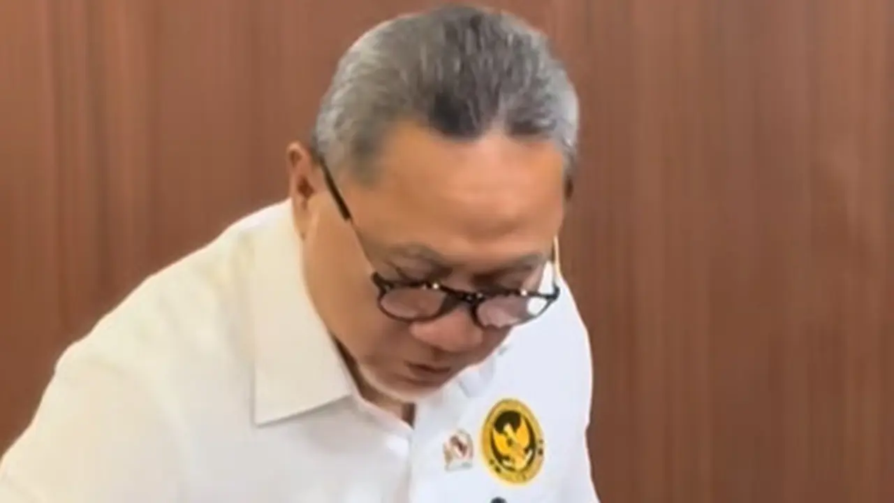 Momen Menko Zulhas Kumpulkan Makanan Sisa Rapat