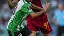 Bek AS Roma Leonardo Spinazzola berebut bola dengan gelandang Real Betis  Rodri pada laga pekan ke-4 Grup C Liga Europa 2022/2023  di Estadio Benito Villamarin, Kamis (13/10/2022).  AS Roma harus puas mendapat hasil imbang saat bertemu wakil Spanyol. (AP Photo/Jose Breton)