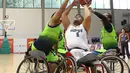Pebasket difable Indonesia, Kasep Ayatulloh (tengah) mencoba melempar bola ke ring saat laga melawan Malaysia pada laga Indonesia Para Games Invitational Tournament 2018 di Hall A Senayan, Jakarta, Minggu (1/7). (Liputan6.com/Helmi Fithriansyah)