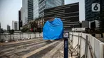 Suasana Proyek Pembangunan tugu sepeda di Jalan Jenderal Sudirman, Jakarta, Rabu (30/3/2022). Tugu yang dulu sempat boming dan digembar-gemborkan kini terlihat terhenti pengerjaannya dan hanya ditutup terpal. (Liputa6.com/Johan Tallo)