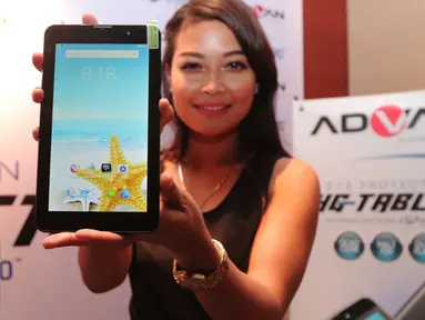 Model menunjukan tablet terbaru Advan i7 di Jakarta, Selasa (29/3). Tablet Advan i7 yang dilengkapi teknologi eye protection berupa nano optical film pertama yang diklaim bisa melindungi mata dari bahaya radiasi sinar biru. (Liputan6.com/Angga Yuniar)