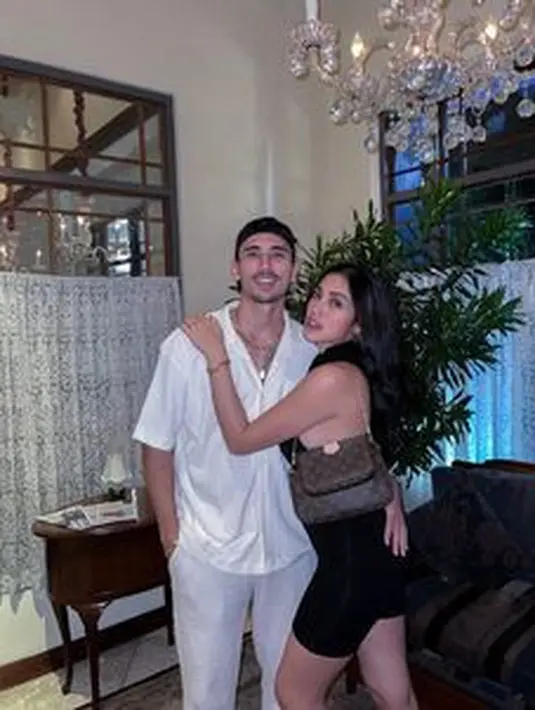 Seperti tampilan monokromatik lewat pakaian warna hitam dan putih dengan potongan yang nyaman. (IG @inijedar)