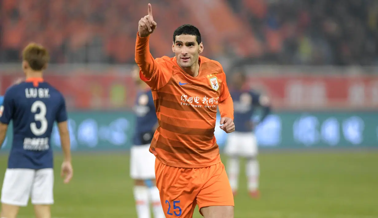 Marouane Fellaini mengumumkan untuk gantung sepatu pada Februari 2024 lalu. Dalam kariernya, Fellaini pernah memperkuat Everton dan Manchester United. Namun, Fellaini menghabiskan sisa kariernya di China bersama Shandong Taishan. (STR / AFP)