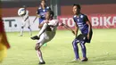 Pemain Persipura Jayapura, Ferinando Pahabol (kiri) berebut bola dengan pemain Arema Cronus pada laga grup E Piala Jenderal Sudirman di Stadion Maguwoharjo, Sleman, Minggu (13/12/2015) (Bola.com/Nicklas Hanoatubun) 