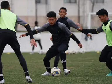 Pemain Timnas Indonesia U-20 tampak serius saat sesi latihan jelang laga melawan Suriah pada matchday kedua Grup A Piala Asia U-20 2023 di Uzbekistan, Jumat (3/3/2023). (Dok. PSSI)