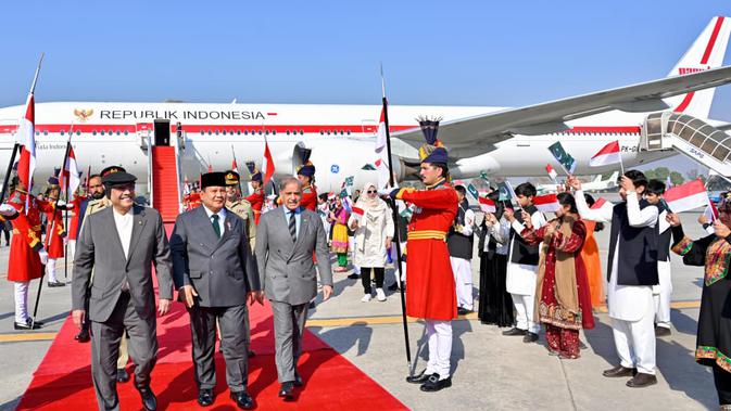 Tiba di Islamabad, Prabowo Dijemput Langsung Presiden dan PM Pakistan