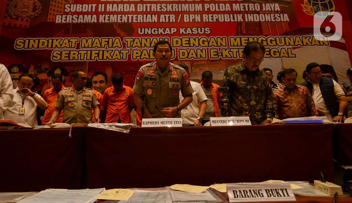 Kapolda Metro Jaya Rijen Pol Nana Sujana (tengah) bersama Menteri ATR/BPN Sofyan A. Djalil (kanan) saat rilis kasus sindikat mafia tanah di Jakarta, Rabu (12/2/2020). (merdeka.com/Imam Buhori)