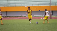 Pemain anyar Sriwijaya FC, Achmad Jufriyanto mengikuti latihan perdana Sriwijaya FC di Stadion Gelora Jakabaring, Palembang, Selasa (12/1/2016). (Bola.com/Riskha Prasetya)
