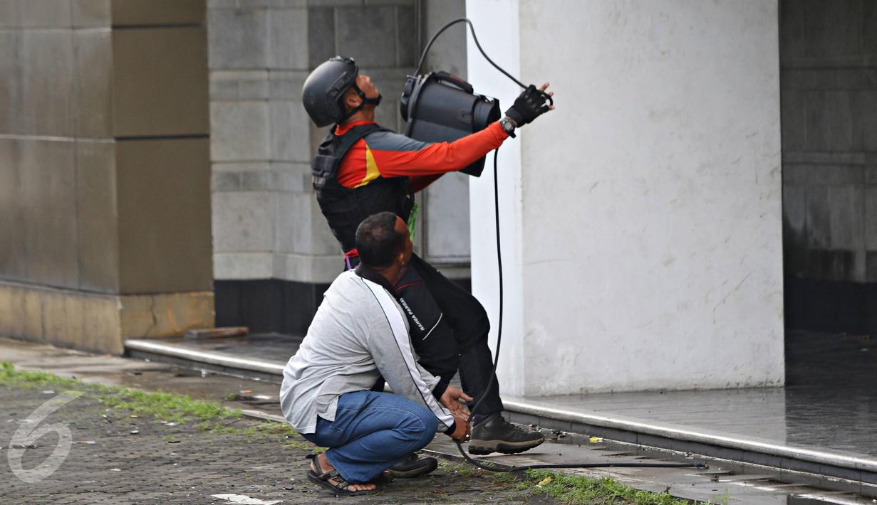 Pasukan Datasemen Jalamangkara (Denjaka) TNI AL melakukan latihan pembebasan sandera di Gedung Pelni, Jakarta, Minggu (20/12). Latihan untuk membangun sinergitas kemampuan intelijen dengan Denjaka untuk operasi intelijen. (Liputan6.com/Immanuel Antonius)