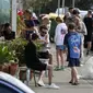 Pelanggan menunggu di luar sebuah kafe di Pantai Bondi di Sydney, Australia, Sabtu (8/1/2022). Negara bagian terpadat di Australia itu telah memberlakukan kembali beberapa pembatasan dan menangguhkan operasi elektif ketika kasus COVID-19 melonjak ke rekor baru lainnya. (AP Photo/Mark Baker)