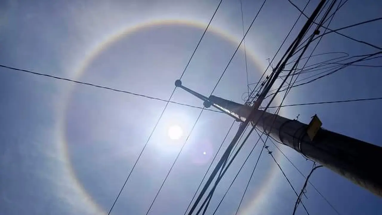 Fenomena halo, lingkaran putih matahari. (Foto dari akun Facebook: Zoel Zoelkifli)