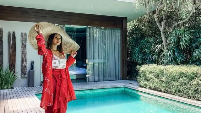 10 Potret Kirana Larasati Tampil Kekinian dan Modis dengan Kain Batik