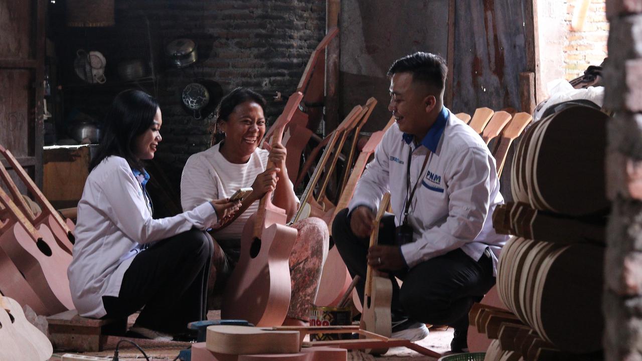 Ibu Rumah Tangga Ini Bangkit Bikin Gitar Hingga Anaknya Tembus Beasiswa