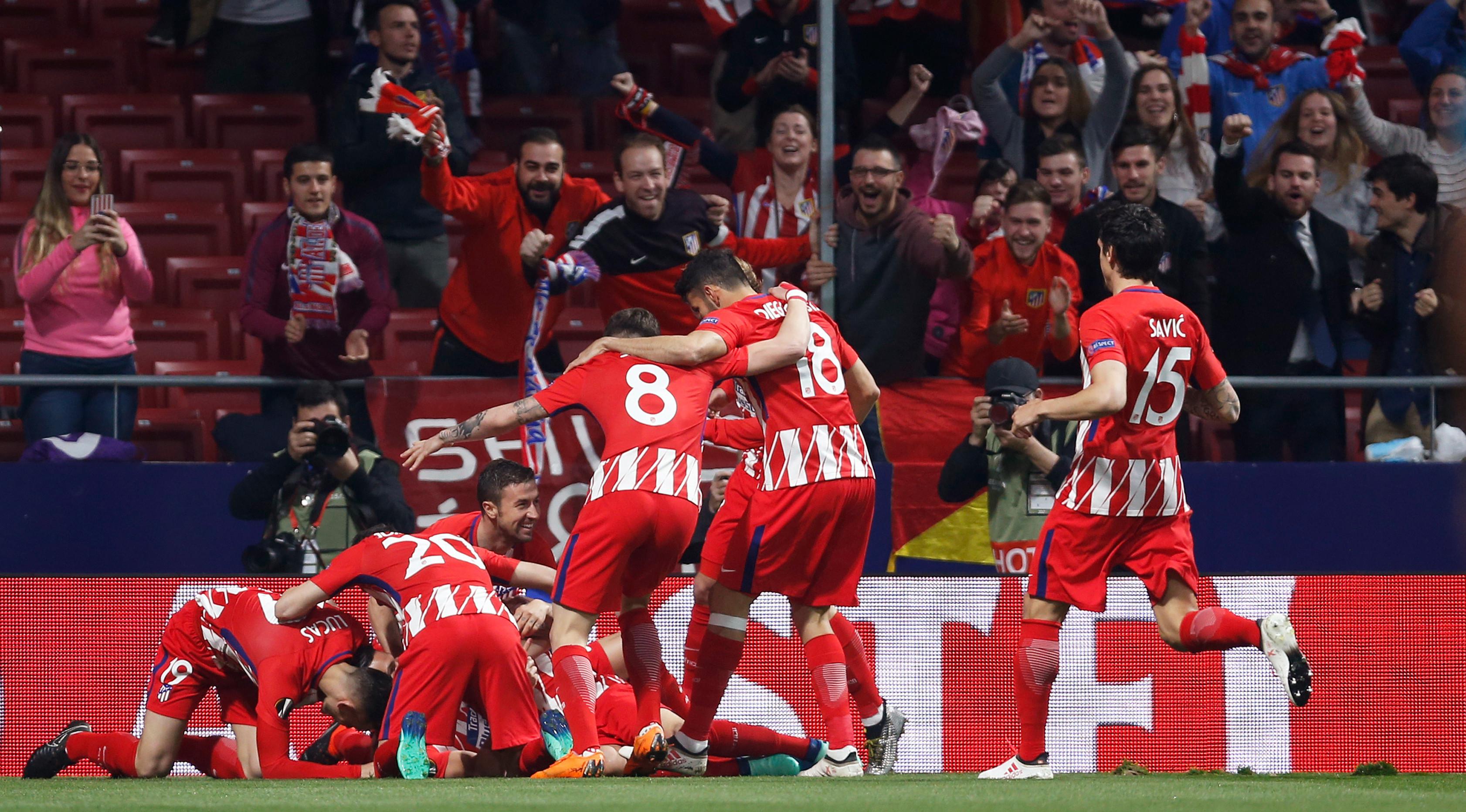 Pemain Atletico Madrid melakukan selebrasi usai Koke membobol gawang Sporting Lisbon saat pertandingan Liga Europa di stadion Metropolitano, Madrid (5/4). Atletico mampu mempertahankan keunggulan 2-0 hingga pertandingan usai. (AP Photo / Francisco Seco)